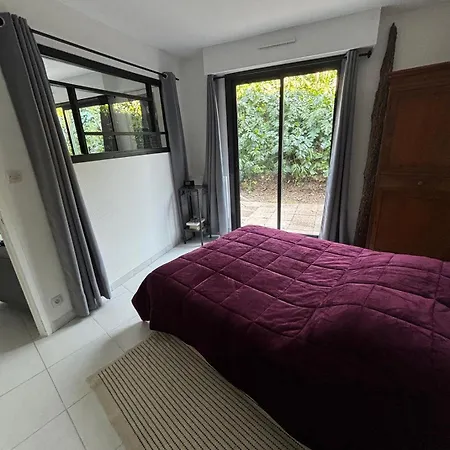 Agreable A Sur A 300 Metres Des Commerces Et De La Daire