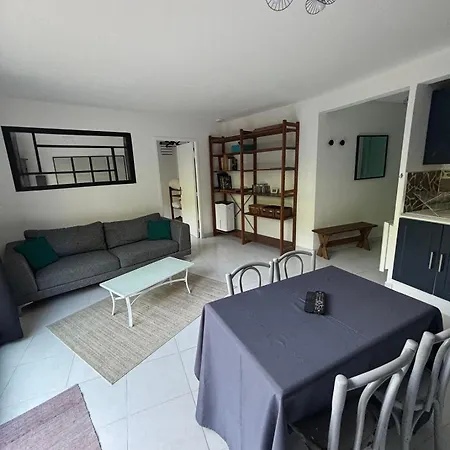 Agreable A Sur A 300 Metres Des Commerces Et De La Appartement *